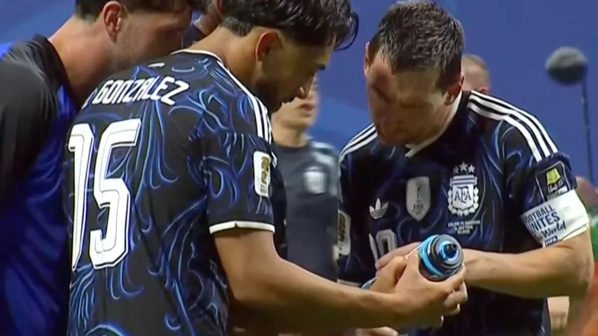 Messi mirando el machete de Pickford