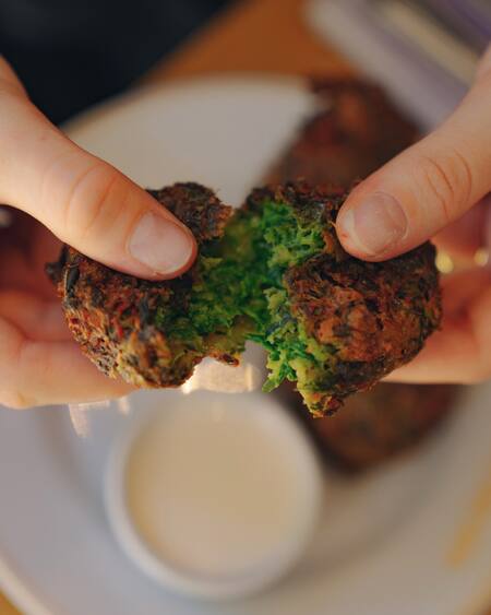 Buñuelos de verdura. Foto: Instagram @merienda.ar