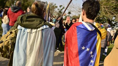 Venezolanos en Argentina protestan contra Maduro y el resultado de las elecciones. Foto: EFE