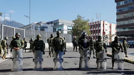 Militares rodean el congreso de Ecuador tras decisión de Guillermo Lasso. Foto: Reuters.