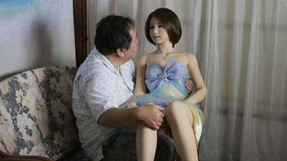 Hombre enamorado de su muñeca