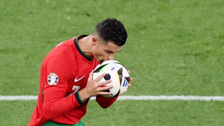 Cristiano Ronaldo es uno de los mejores pateadores de la historia, según la IA. Foto: Reuters.