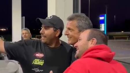 Los vecinos de Arteaga aprovecharon la parada y se fotografiaron con Massa. Foto: captura de video.