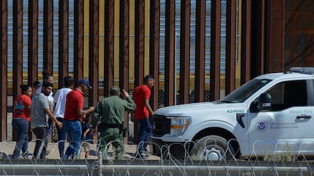 Migrantes tratando de cruzar la frontera entre México y EEUU. Foto: EFE