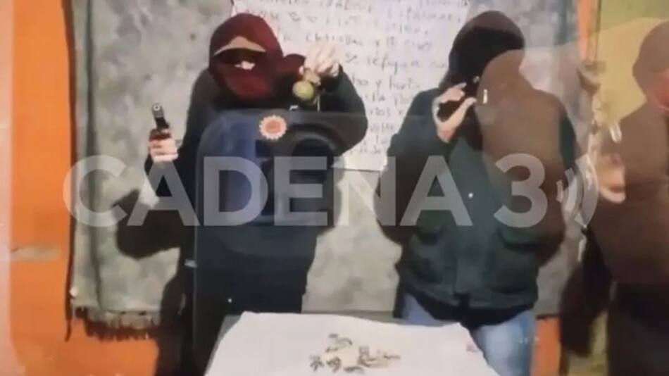 Amenaza narco con chalecos de policías. Foto: Gentileza Cadena 3.