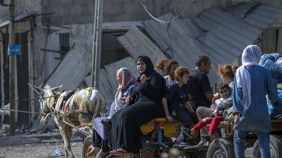 Residentes evacúan el norte de la Franja de Gaza. Foto: EFE