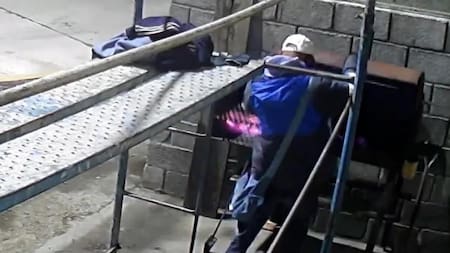 Robo de una tira de asado captado por la cámara de seguridad en Tierra del Fuego