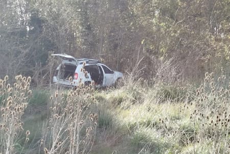 La camioneta del homicida quedó al costado de la ruta. Fotografía Policía Bonaerense.