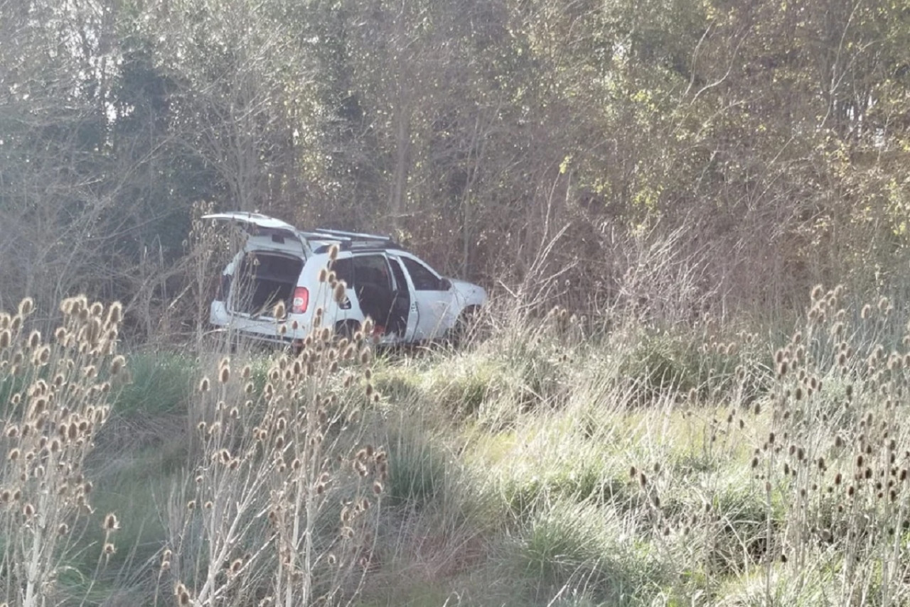La camioneta del homicida quedó al costado de la ruta. Fotografía Policía Bonaerense.