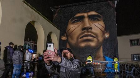 Nuevo mural de Diego Maradona en Napoles, Reuters.