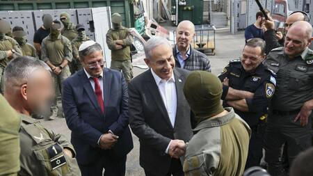 Benjamín Netanyahu felicitando a las tropas israelíes del rescate en Rafah. Foto: EFE.