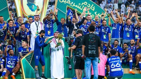 Ramón Díaz, campeón en la fútbol árabe. Foto: Twitter @Alhilal_EN