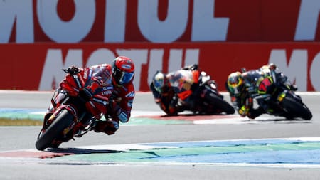 Francesco Bagnaia seguido por Marco Bezzecchi y Aleix Espargaró. Foto: Reuters.