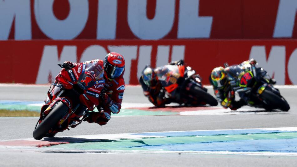 Francesco Bagnaia seguido por Marco Bezzecchi y Aleix Espargaró. Foto: Reuters.