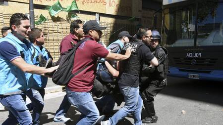 Incidentes en el Congreso por Reforma Previsional - detenidos (NA)