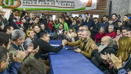 Martín Guzman junto a movimientos sociales. Foto: NA.