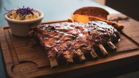 Asado; carne; costillar. Foto: Unsplash.
