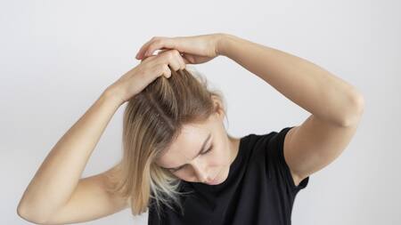 Qué significa tocarse el pelo mientras hablamos con otras personas. Foto Freepik.