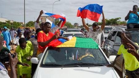 Manifestantes a favor del golpe con banderas rusas en Níger. Foto: EFE.