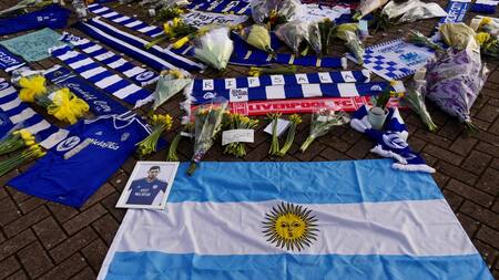 Mensajes de apoyo para Emiliano Sala en Cardiff (Reuters)