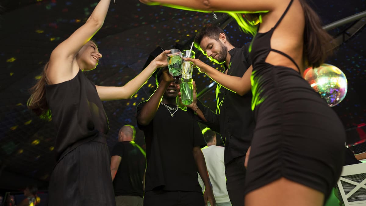 Qué pasa si te desvelás en Semana Santa: lo que dicen las creencias, del "luto" al "diablo suelto"