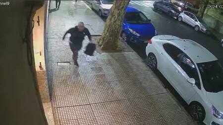 Así escapó el peluquero tras asesinar a su compañero de trabajo. Foto: captura de video