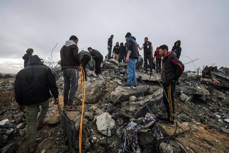 Palestinos buscan supervivientes tras ataques aéreos israelíes en Deir Al Balah. Foto: EFE