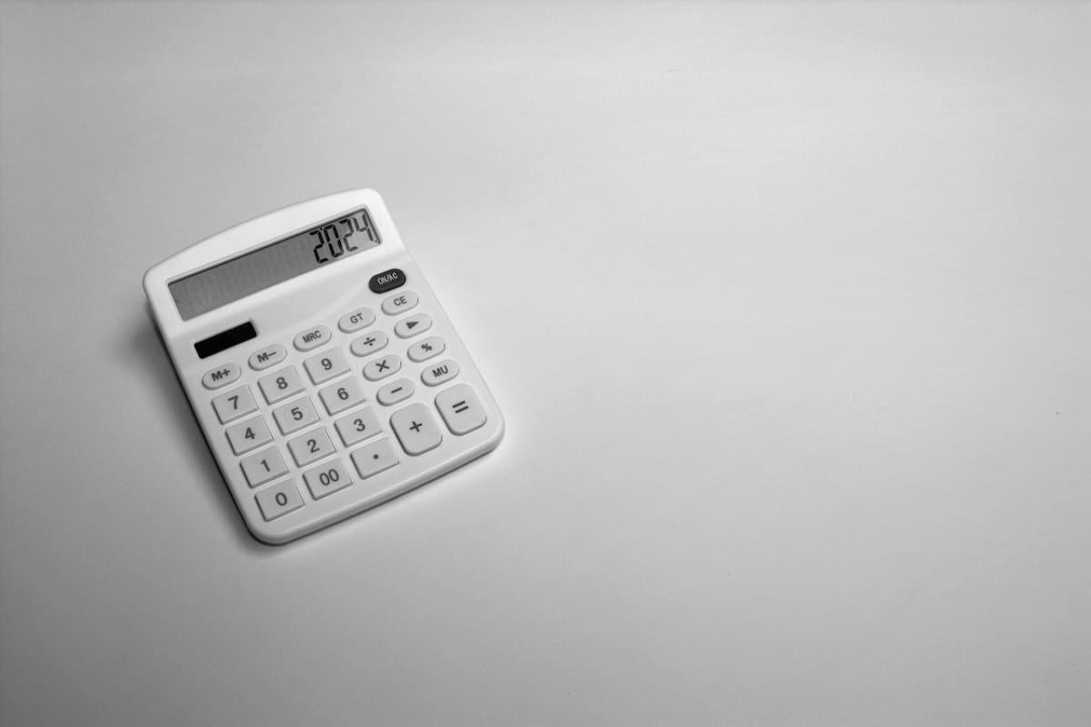 Impuesto a las Ganancias; calculadora. Foto: Unsplash.