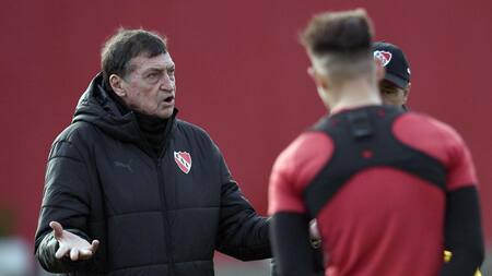 Julio César Falcioni seguirá en Independiente. Foto: NA.