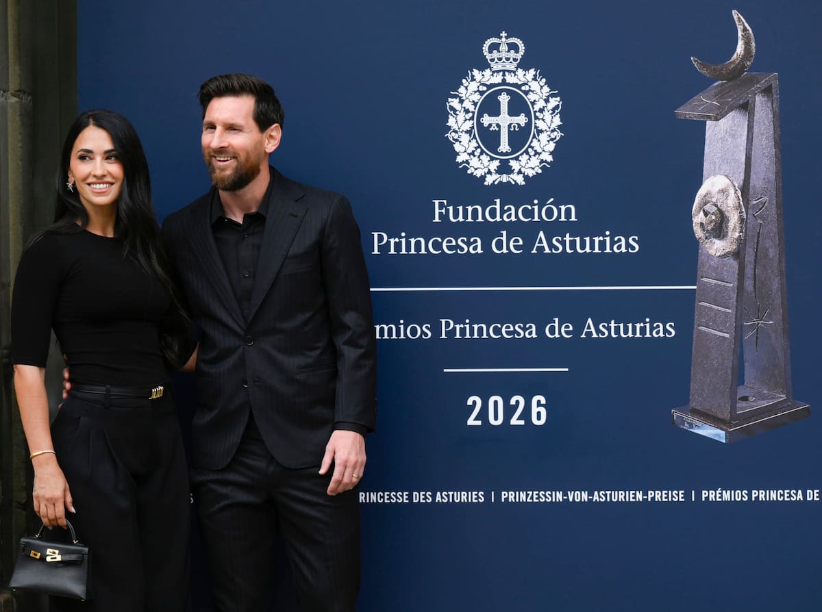Lionel Messi, galardonado con el Princesa de los Deportes, junto a Antonella Roccuzzo.