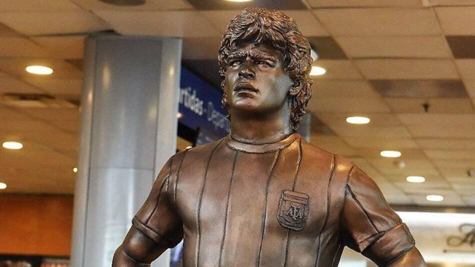 Estatua de Maradona en el Aeropuerto de Ezeiza