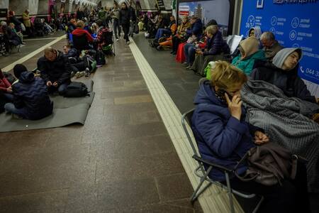 La gente se refugia en una estación de metro ante un ataque con misiles rusos en Kiev. Reuters