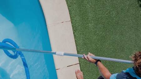 Un hombre murió mientras limpiaba su pileta. Foto: NA.