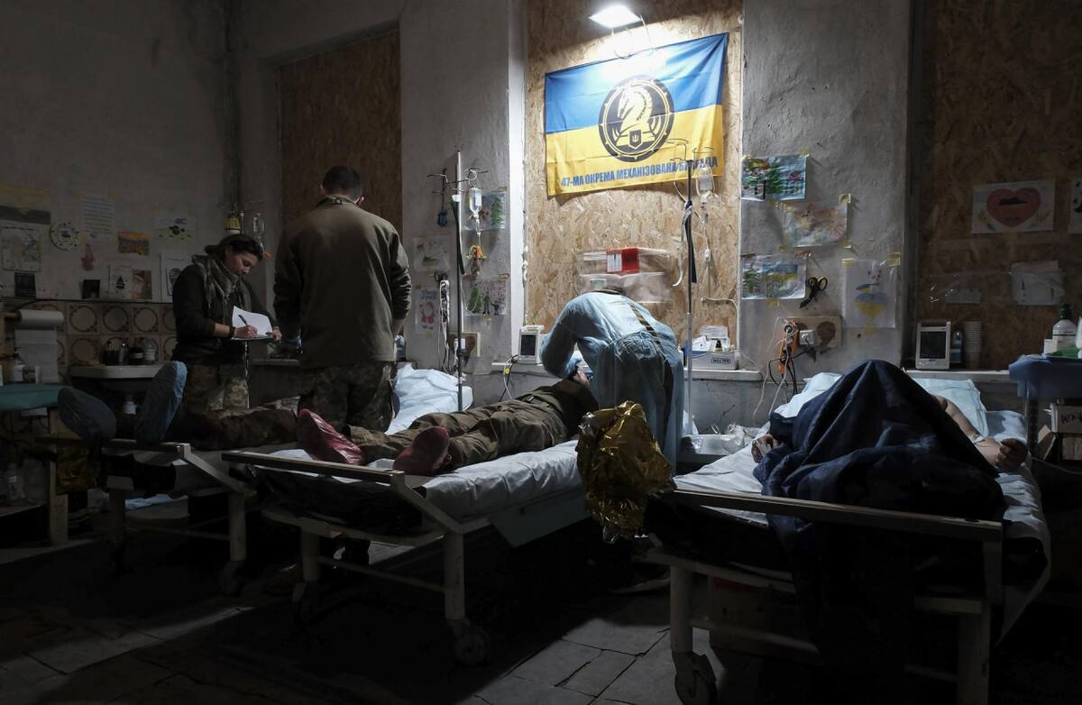 Atención a soldados ucranianos, guerra Rusia-Ucrania. Foto: EFE.