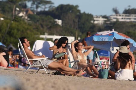Lali con amigos en Punta del Este. Foto: X.