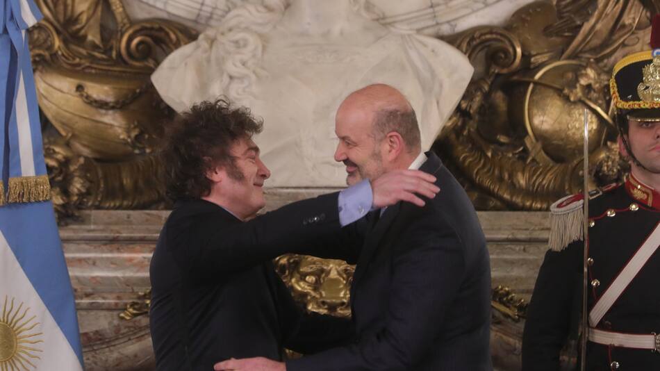 Javier Milei le tomó juramento a Federico Sturzenegger. Foto: Presidencia
