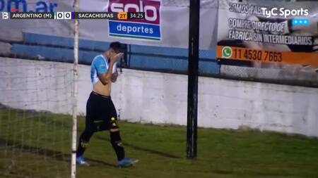 Insólita expulsión de un jugador de Argentino de Merlo. Foto: Captura de pantalla.