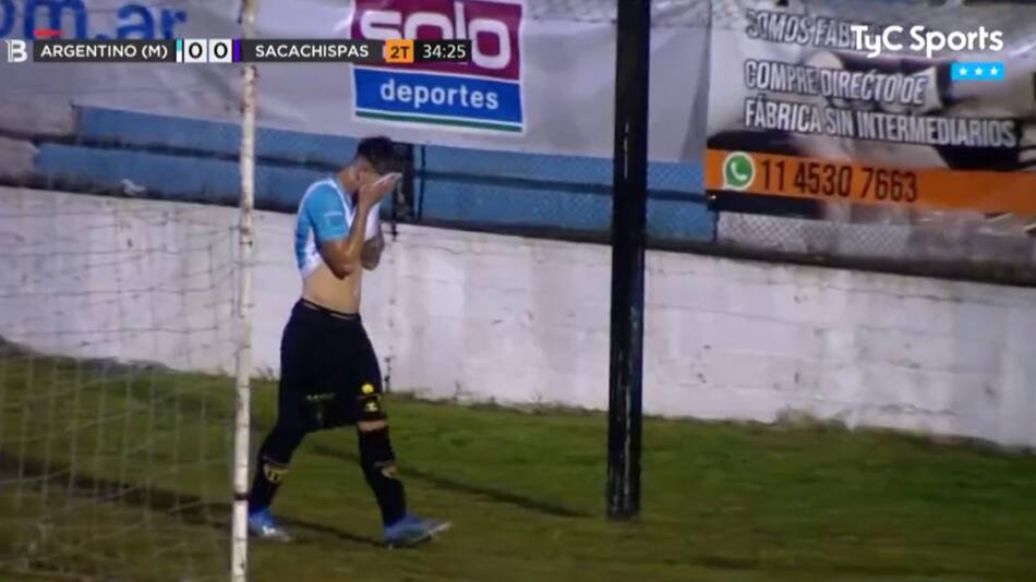 Insólita expulsión de un jugador de Argentino de Merlo. Foto: Captura de pantalla.