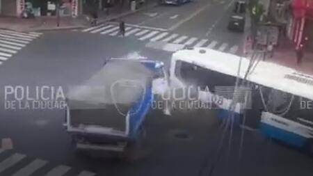 Choque entre camión y colectivo en Villa Devoto. Foto: Policía de la Ciudad