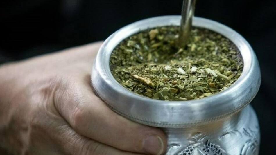 La ANMAT prohibió una marca de yerba. Foto NA.