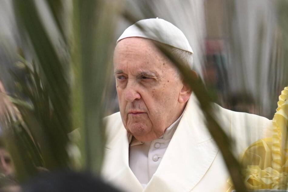 Tras ser dado de alta, el papa Francisco pidió por pobres y marginados en el Domingo de Ramos. EFE