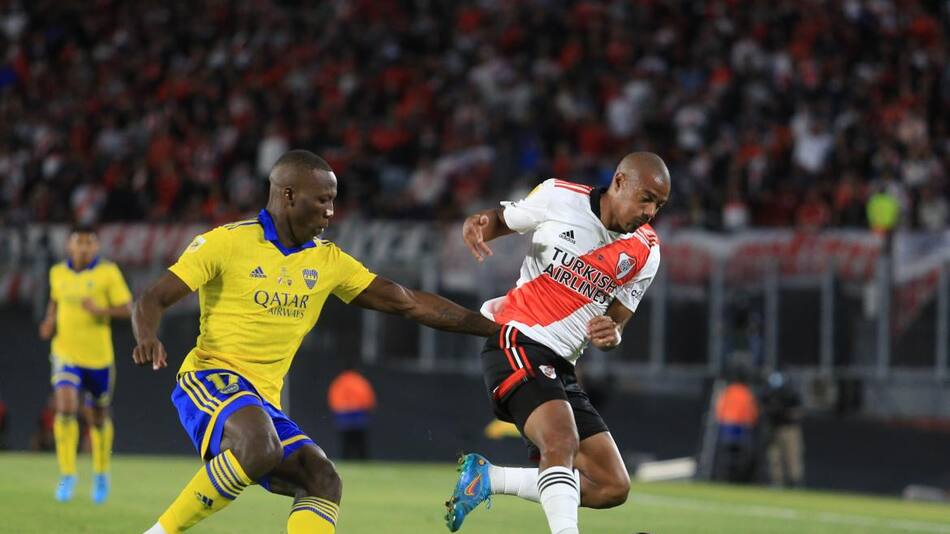 Nicolás de la Cruz vs. Luis Advíncula en el Superclásico. Foto: NA.