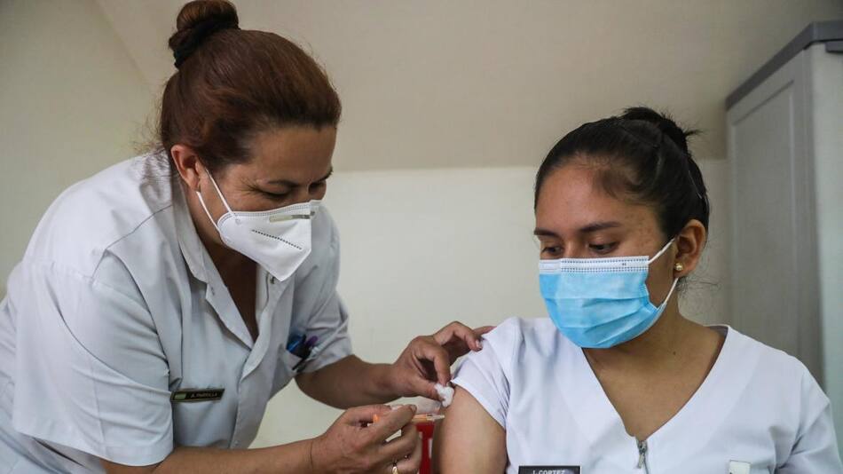 Vacuna, vacunación, jeringas, coronavirus en Argentina, NA