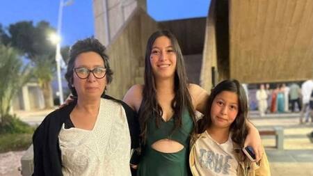 Karina Engel-Bart y sus hijas Mika y Yuval Engel, las rehenes de nacionalidad argentina liberadas. Foto: Reuters.