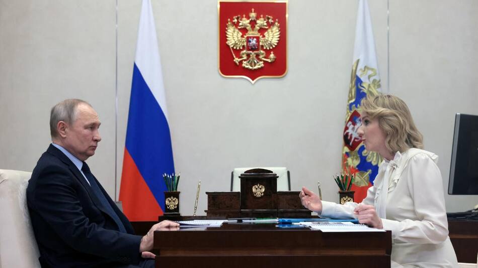 El presidente ruso, Vladímir Putin, se reúne con la comisionada presidencial rusa para los derechos de los niños, María Lvova-Belova_ Foto Reuters