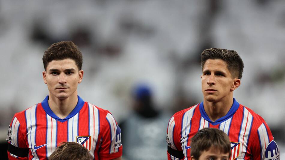 Julián Álvarez y Giuliano Simeone. Foto: Reuters/Violeta Santos Moura