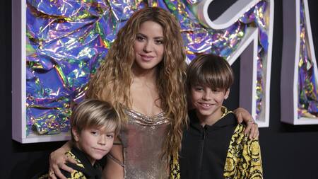 Shakira junto a sus hijos Sasha y Milan en los MTV VMA. Foto: EFE.
