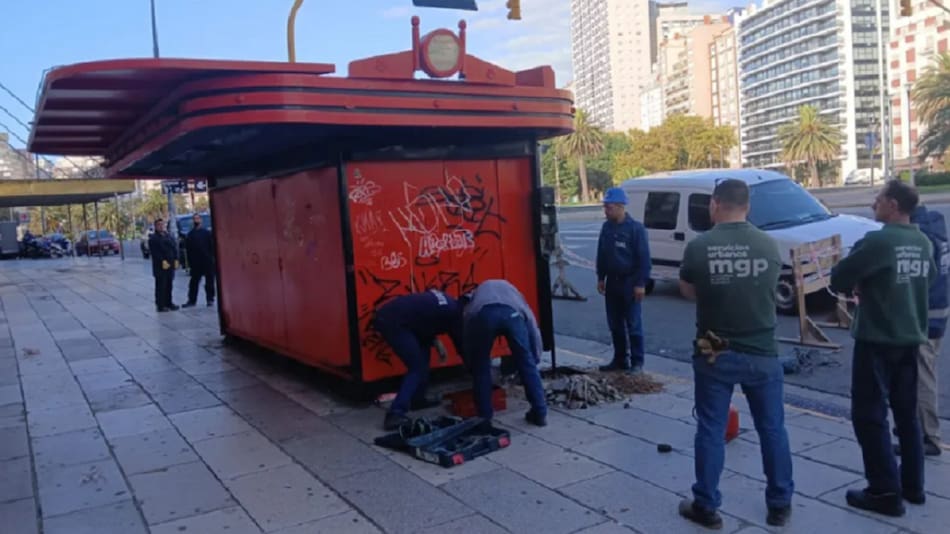 Retiraron el histórico kiosco de diarios en la puerta del Casino. Foto: ahoramardelplata