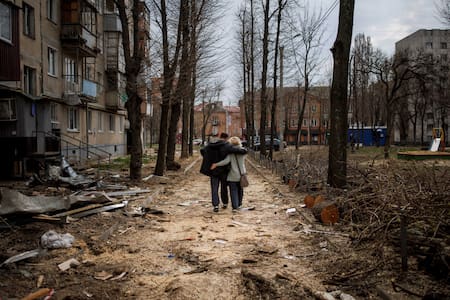 Una pareja se abraza tras los bombardeos en Kharkiv, Ucrania. Foto: Reuters