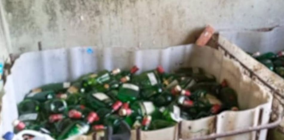 Investigación sobre las muertes por consumo de licor adulterado en Colombia.